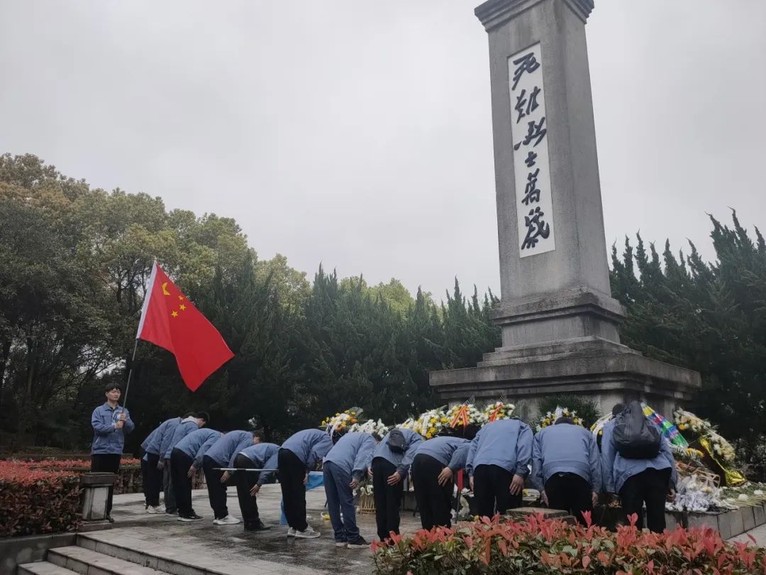 “萬(wàn)眾一心，眾志成城”尤孚集團(tuán)組織清明祭掃活動(dòng)